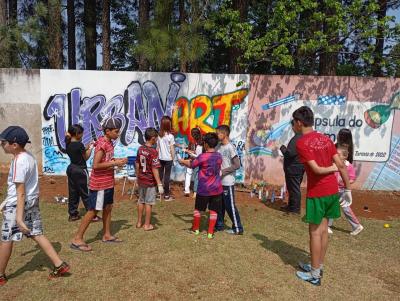 Alunos da Escola Municipal José Bonifácio se preparam para a Noite de Autógrafos com projetos de arte e cultura